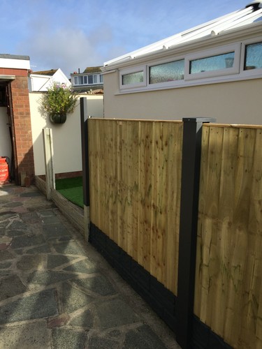 Shaped fence post one sided - h-shaped, one-sided